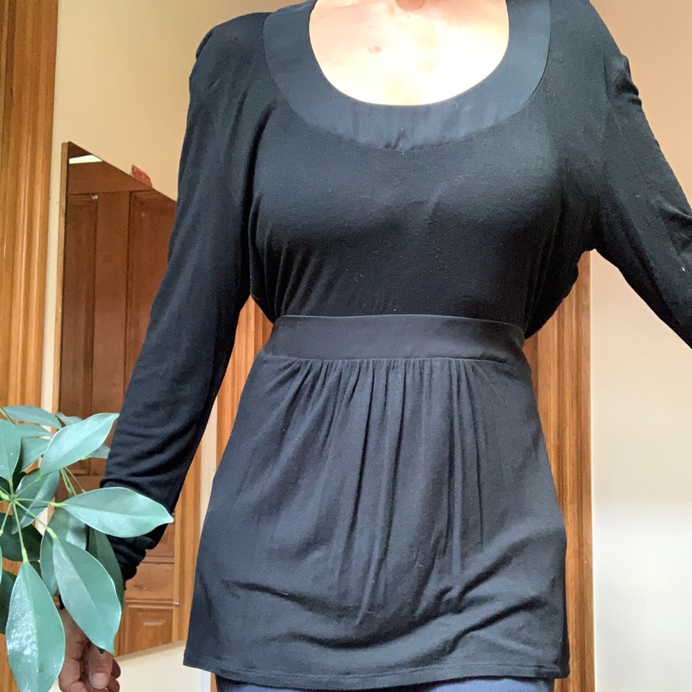 Long sleeve tie-back blouse.  Very good condition.  No flaws.